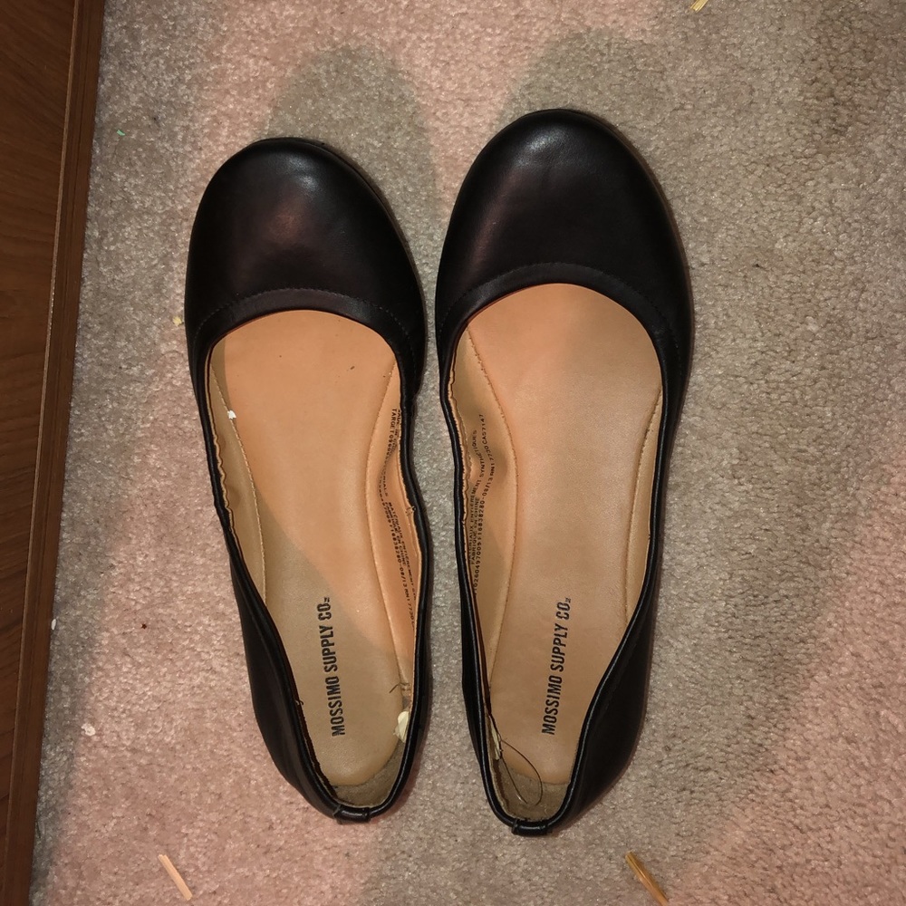 Black flat shoes